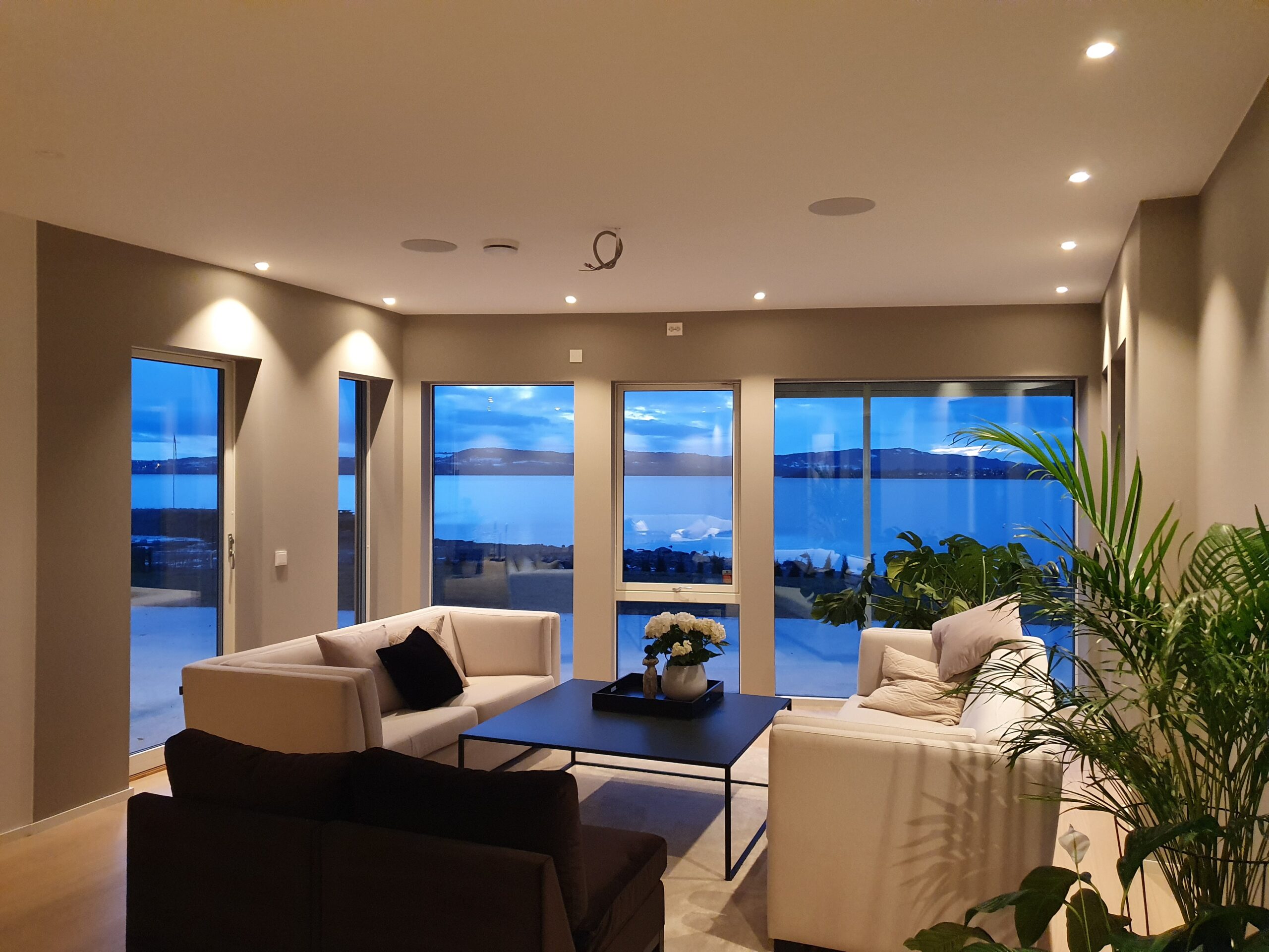 Stue innredning med integrert lyd og bilde system_183604 Stue, Finstue, Spisestue, TV-Stue innredning med integrert lyd og bilde system med innfelte arkitektur høyttalere